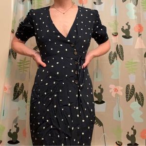 Smoke free home! I’m 5.0 and this dress is above my ankles.